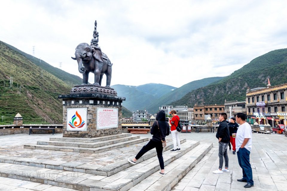 瑞视觉 稻城亚丁香格里拉镇:大象猴子山兔鹧鸪鸟组成铜像,吸引游客目光