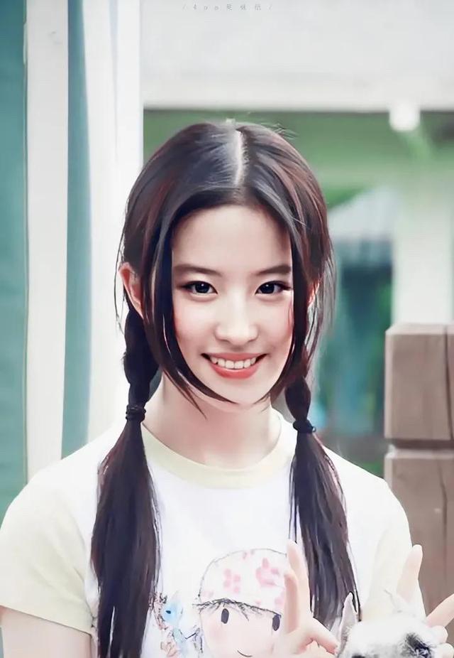 刘亦菲|刘亦菲早期照片真的好水灵！网友直言：她就没有丑的时候好吗！