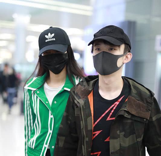 明星素颜|董子健孙怡牵手走机场太甜了，换上简约春装，休闲随性很时髦！