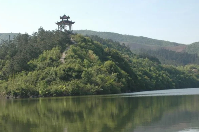 信阳 信阳一人造湖走红，位于西九华山之下，环湖栈道受到众多好评