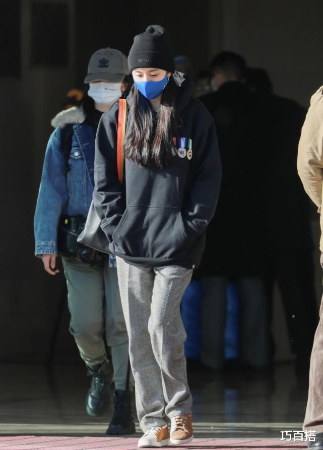 杨幂|杨幂《快本》造型好稚嫩，双麻花辫子充满童趣，好可爱