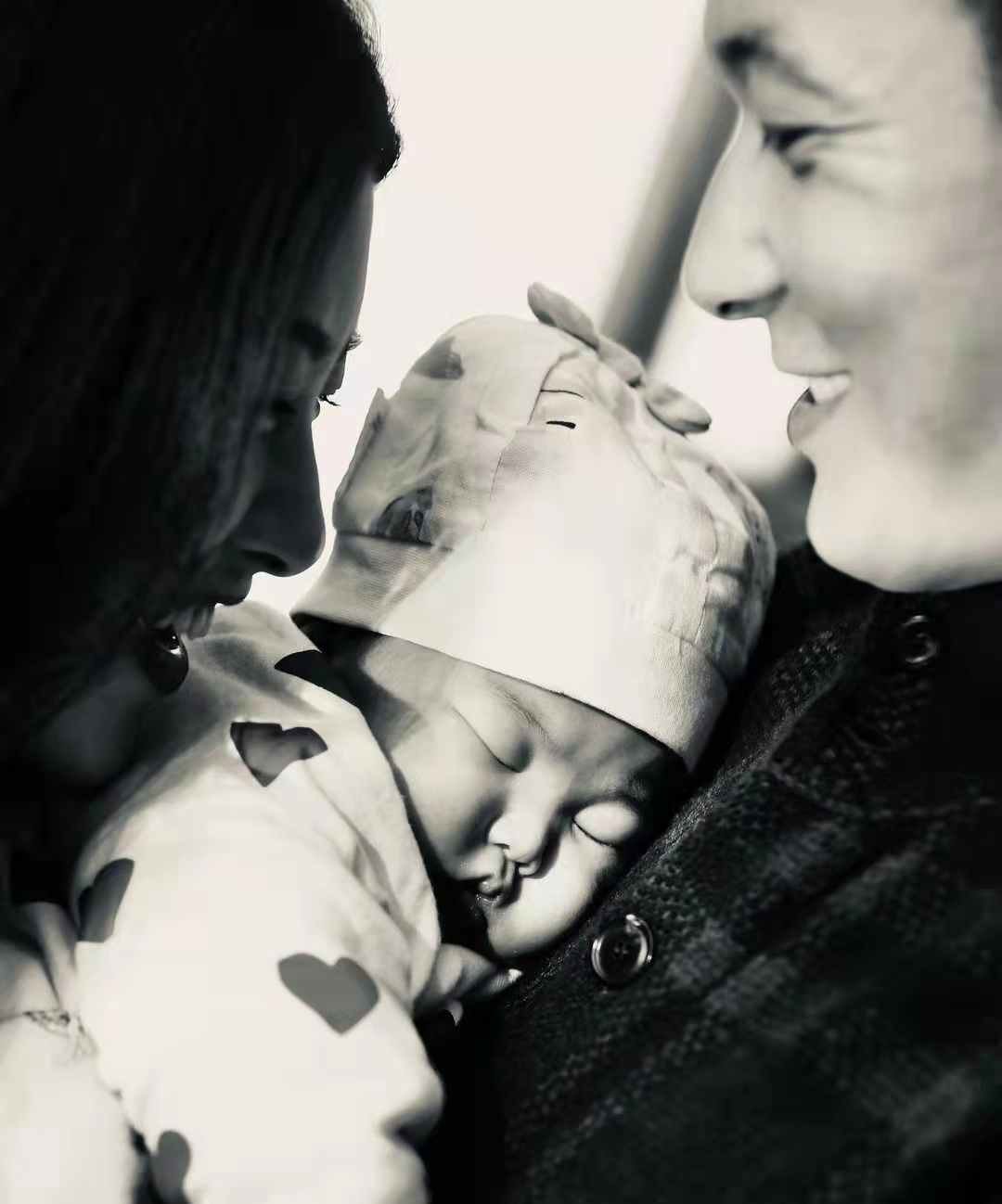 朱珠|朱珠首晒全家福，为女儿举办命名仪式，孩子可爱出镜被宾客团宠