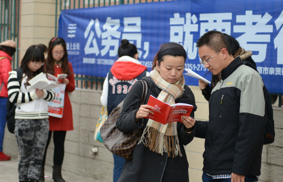 招聘|公务员VS事业单位，综合考试难度、发展前景来看，谁的性价比更高？