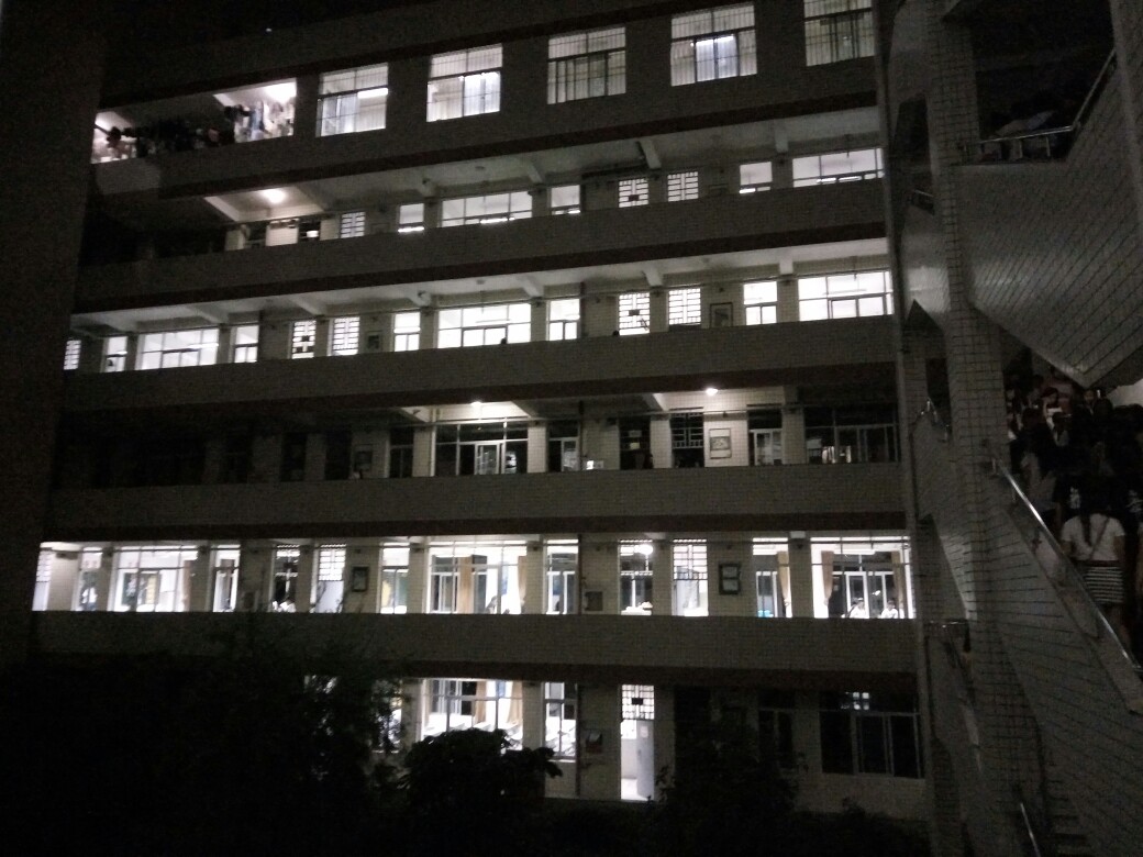 中国化学|中学要求家长跟自习，家委补充不去得交钱，网友讽刺“狐假虎威”