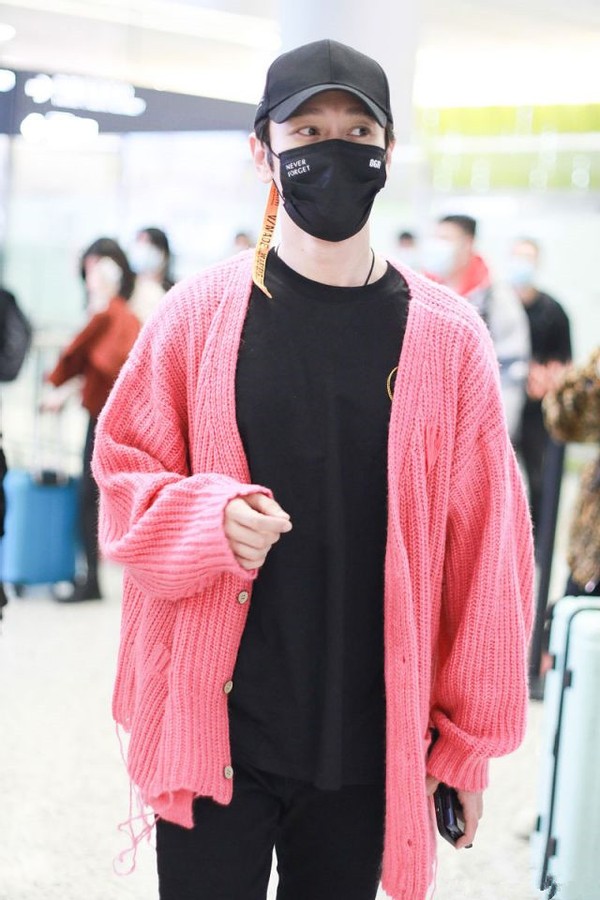 黄晓明|黄晓明瘦了真任性，机场穿粉色开衫扮潮，被“五五分”身材尬到了