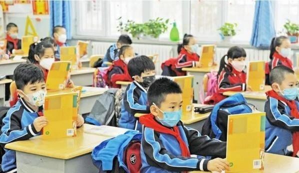 萌听小c姐|中小学迎来“喜讯”，“上课时间”或将调整，学生纷纷拍手叫好！