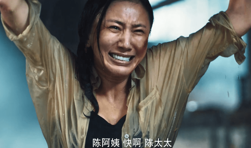 鳄鱼|网大又出一部“烂片”，客串王李丹妮成海报C位，强行露腿引热议