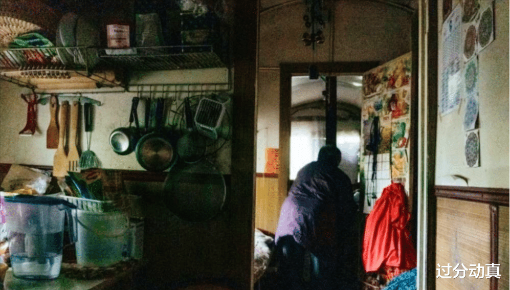 俄羅斯老婦在鐵桶裡生活35年，沒水沒電沒暖氣，稱住這比養老院強-圖7