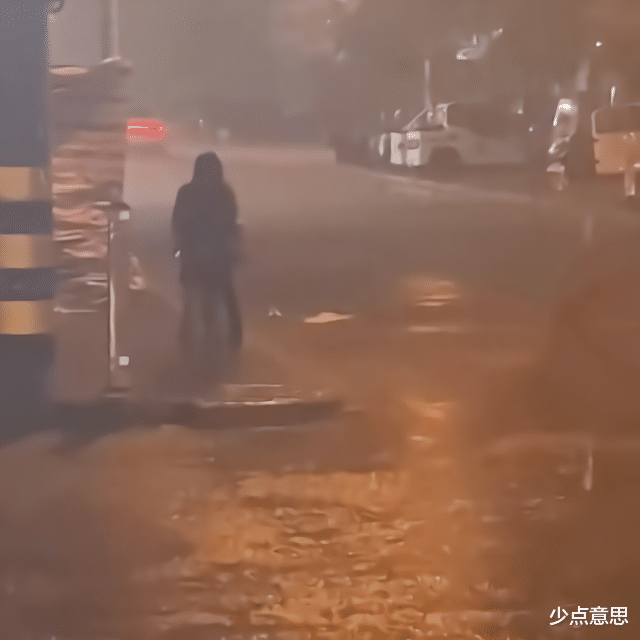 少点意思 江苏：男子在大雨中，跪女友面前苦苦哀求，最后换来一记耳光