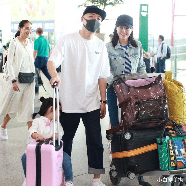小白爱美搭|包文婧一家低调出街，小女儿包饺子真是越来越可爱了，看着好乖巧