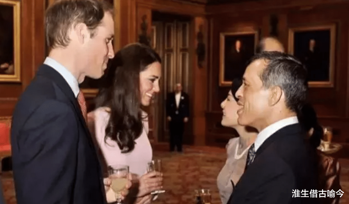 9年前泰国最美王妃出访英国，给女王行屈膝礼，比凯特和卡米拉美