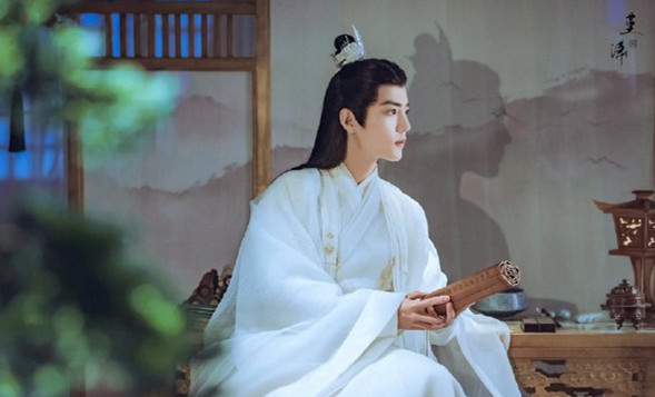 肖战|肖战一家三口同框，爸爸气质出众不输儿子，肖战一个细节可见人品