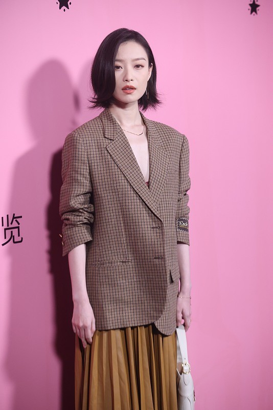 倪妮|倪妮的“高级脸”真吸睛，棕色复古西装外套配半裙，时尚还显成熟