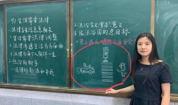 家有二宝育儿|95后老师板书神似“神仙字体”，笔画如印刷体，学生看后不舍擦掉