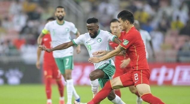 嘟小薯 太尴尬!李铁12强赛1胜3负后卖惨,一席话再迎球迷争议!