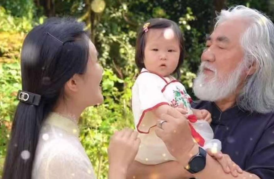 吴倩|张纪中与小31岁娇妻晒幸福，杜星霖被疑怀三胎，小腹微隆走路不稳