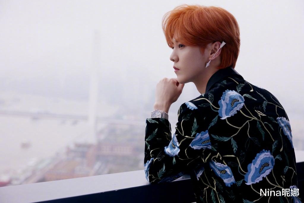 衬衫|鹿晗上薇娅直播真放得开，穿花衬衫染橘色短发打扮超酷吃火锅，“牛奶肌肤”都快比薇娅白