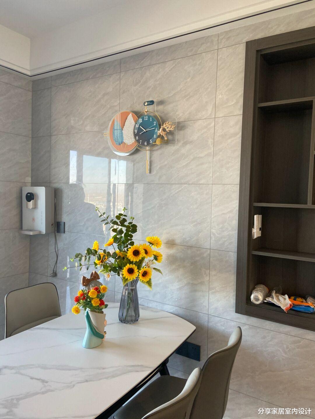 她家历时六个月装修完工,墙面贴砖很耐脏,悬空电视墙太时尚啦!