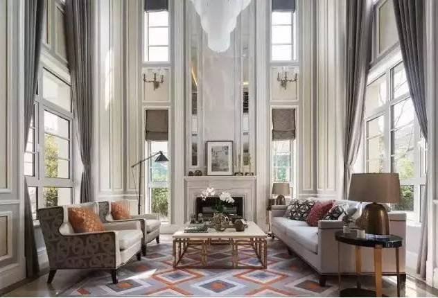 |200平美式风四居室，挑高的客厅+落地窗设计，客厅瞬间漂亮了