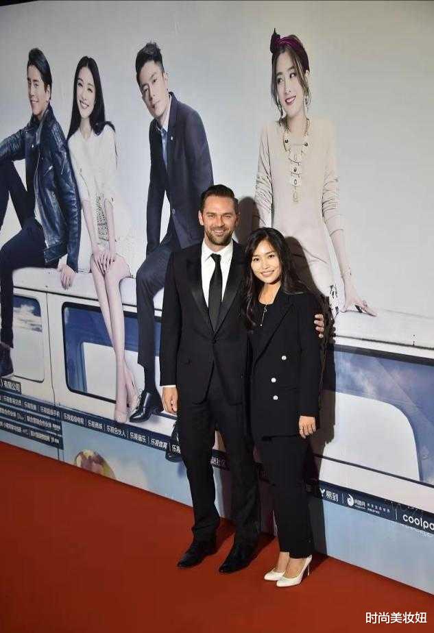 明星|张艺谋女儿携外籍老公亮相，穿黑色西装简洁大方，气质不输女明星