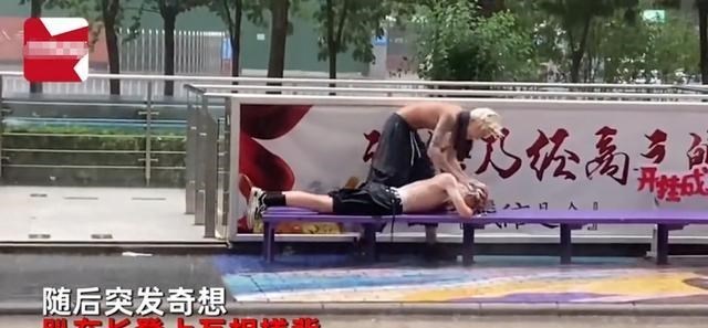 育儿心课堂|河北俩男生暴雨中洗头，赤膊上阵相互搓背，戏称：节省水资源！