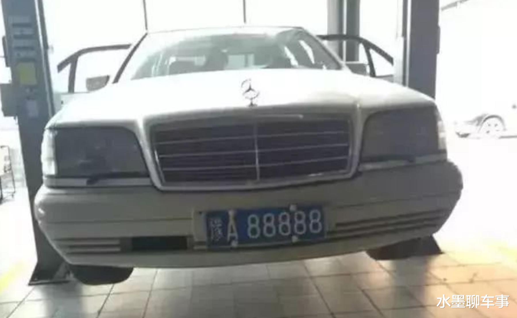 比亚迪|河南一辆比亚迪走红，8千的车挂800万的车牌，回头率100%