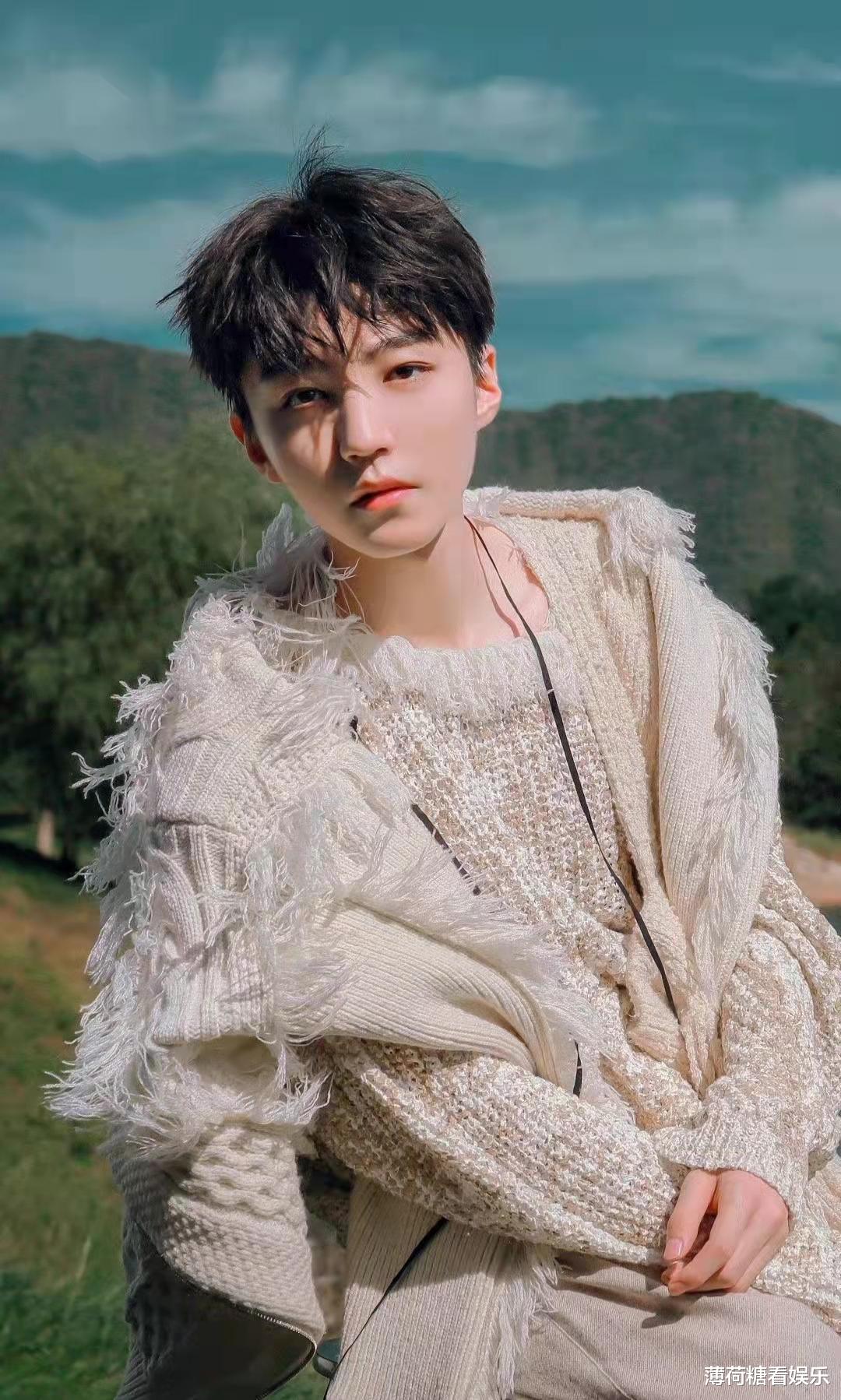 王俊凯|王俊凯童年洗澡照曝光！发量王者笑容纯真，粉色毛巾搓洗黝黑皮肤