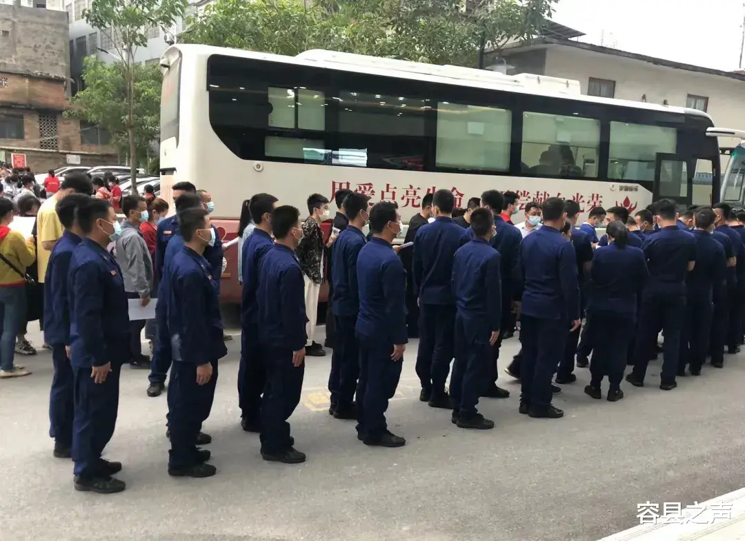 容县之声 广西北流群众为受伤幼儿献血，排起百米长队