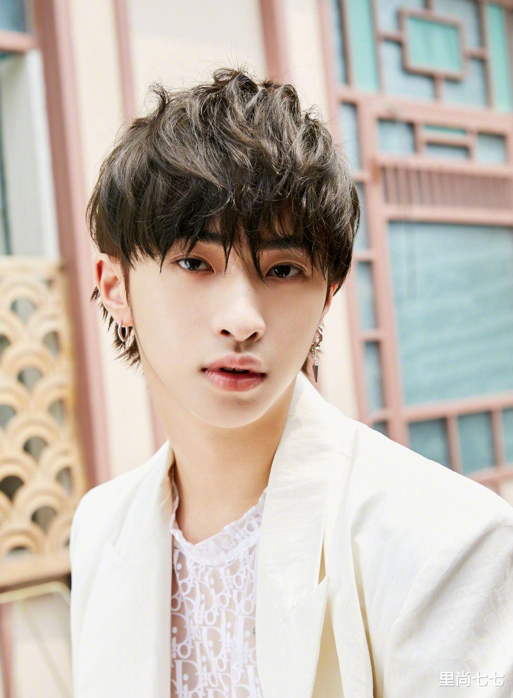 伊能静|伊能静19岁儿子正式出道！首拍时尚大片大变样，撞脸邓伦太像亲爸