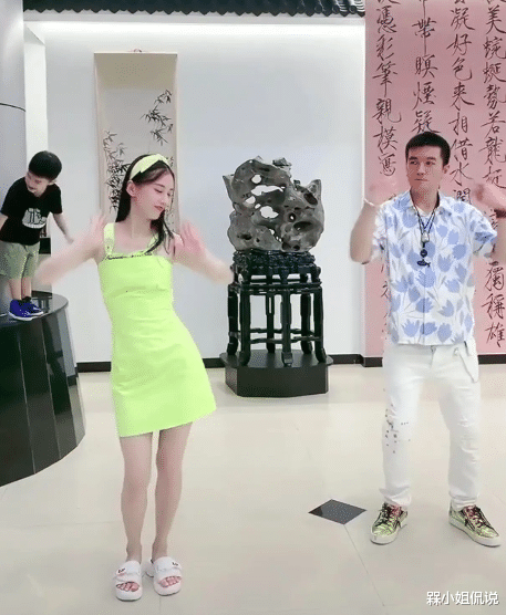 槑小姐侃说|黄圣依在家教老公跳舞，穿荧光吊带裙娇嫩如少女，杨子发福显油腻