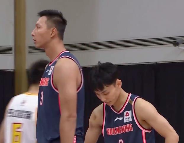 明乐说育儿|罕见暴怒!阿联发球失误气到跺脚砸球,怒吼徐杰:接球啊干嘛呢