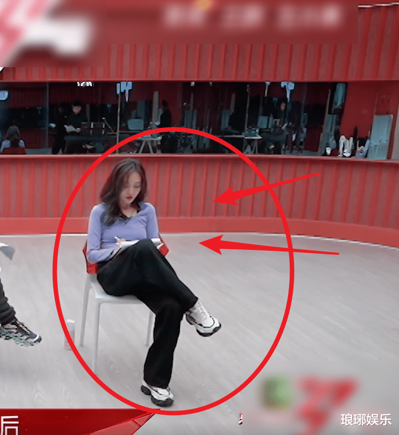 张柏芝|那英王鸥分一组,谁注意她们的坐姿?女神和女汉子的区别很显然