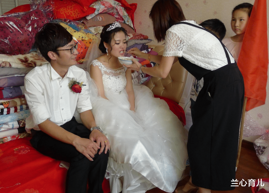 瑶瑶 女大学生偷偷退学，跟社会大叔回家养胎，网友：无知，等着吃苦吧