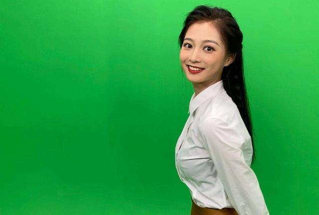 主持人|冯琳跨年担任主持人,形象让人惊艳,气质跟以前大有不同!