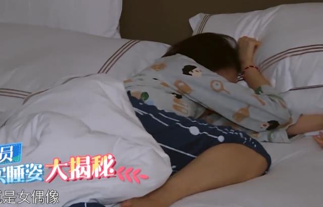 关晓彤|关晓彤的身高当真173？镜头拍到她放在床边的脚，网友傻眼了