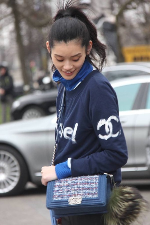 穿衣搭配|奚梦瑶真是骨子里的美，穿的朴素还不化口红，气色一般依旧很美