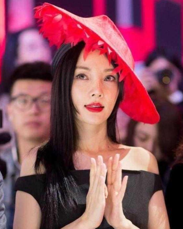 潮帮先生 李小璐带女儿拍写真，穿纱裙配卷发像贵妇，9岁甜馨眉眼太像爸爸