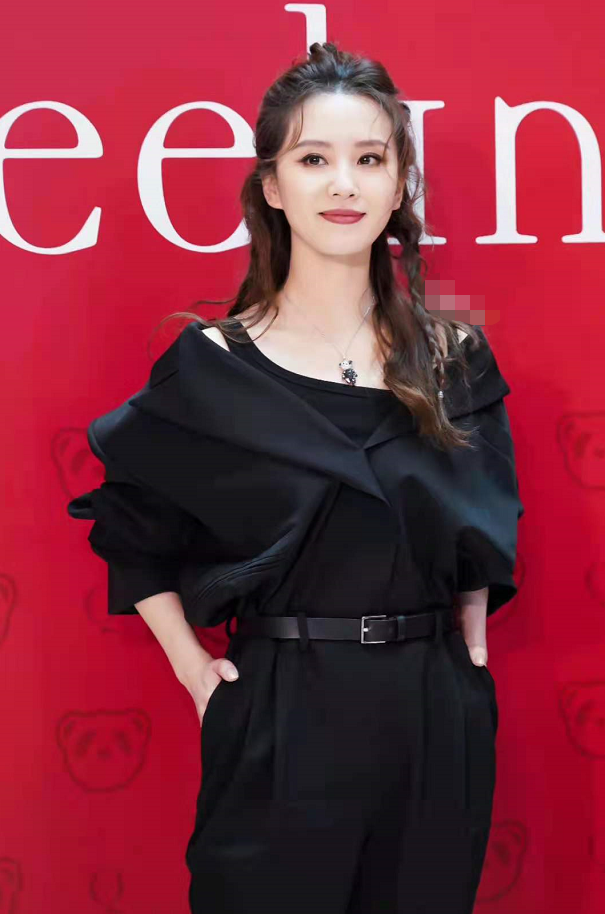 时尚风行派 刘诗诗罕见挑战烟熏妆！穿黑吊带秀名品天鹅颈，风格越来越有创意