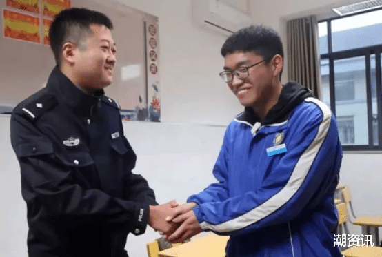 徐悲鸿|18岁高中生回家路上干了件大事，民警特意寻到学校，两人相视一笑