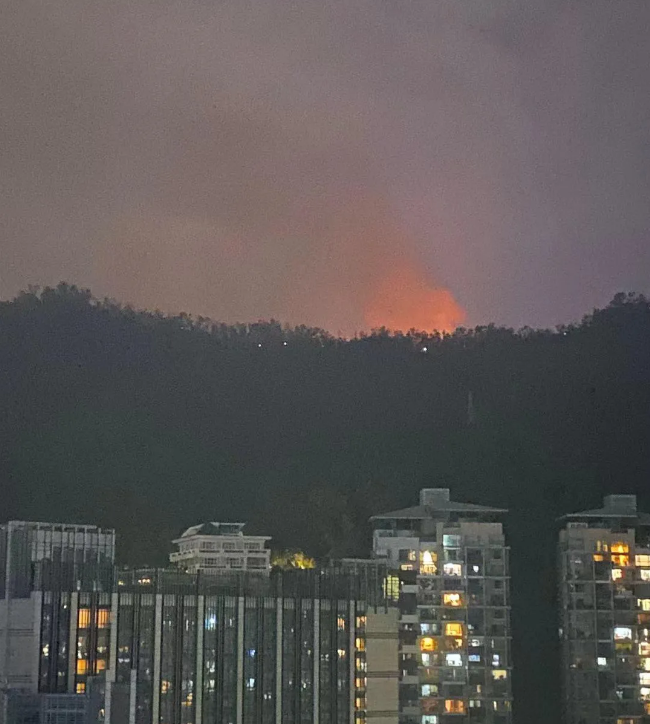 夜狼安防报警 时刻警惕森林火灾！大南山突发大火，火势凶猛令人触目惊心！