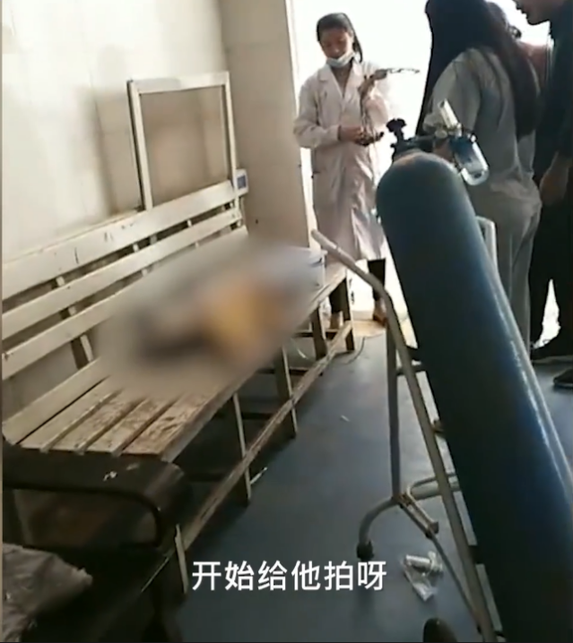 社评之家 痛心,河南周口一八个月大的婴儿吃苹果卡住气管,抢救无效身亡