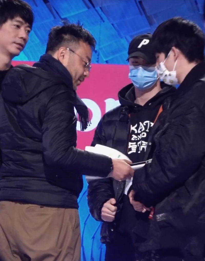 王一博|王一博湖南卫视跨年新歌「廿」首唱！无彩排日也回去只为了汪涵！