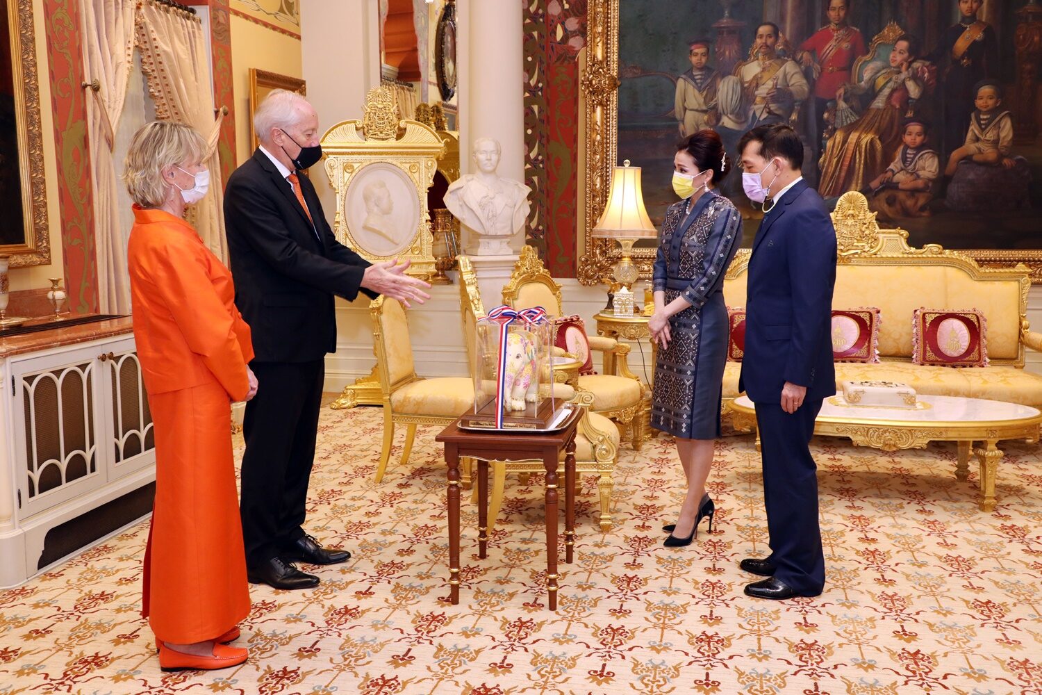 全球时尚风行|时隔一个月泰王终于亮相了!苏提达陪同见外宾,王后刺绣蓝裙超美