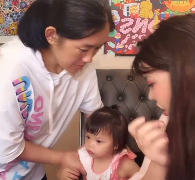 韩安冉|韩安冉嫌弃小猪妹拉臭臭，捏着鼻子大喊“好臭”，猪妹眼神惊慌