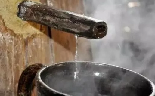 水果|喝白酒时，懂酒的人都会在旁边放一瓶矿泉水，其中有何“讲究”？