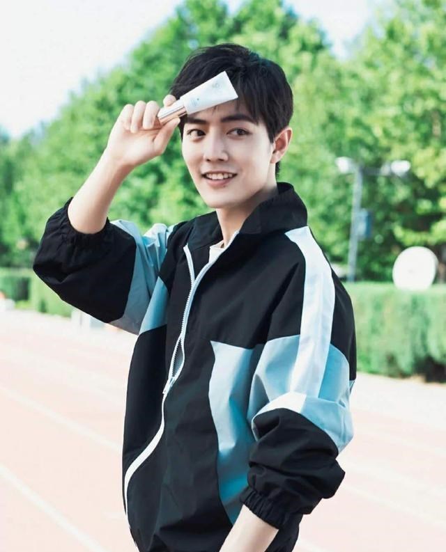 章子怡|肖战最新宣传照公布，知名主持人直呼很红，粉丝表示很喜庆