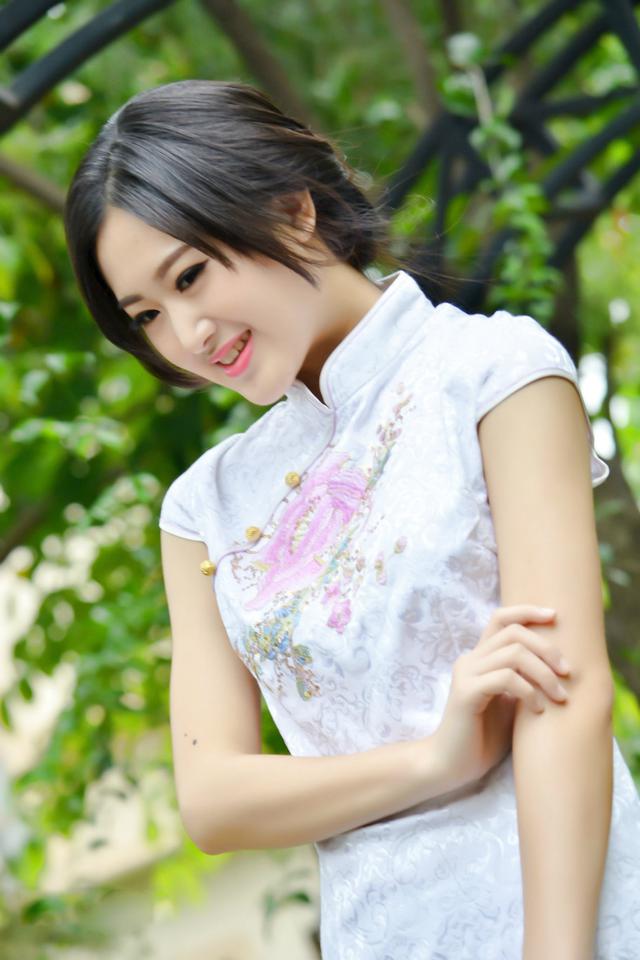 奶虫文案馆 不敢说累，不敢流泪