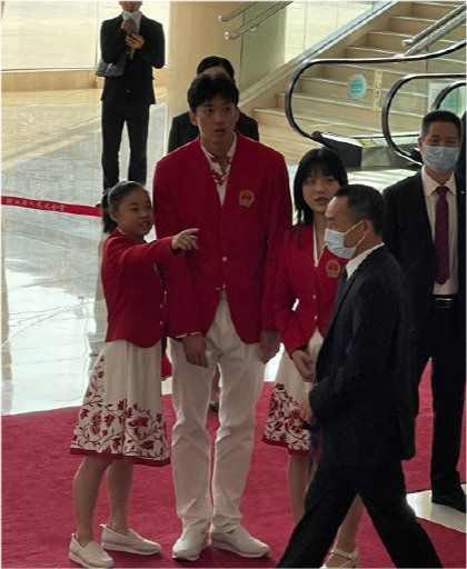 杨幂 冠军杨倩事业大爆发!穿T恤越来越有女明星范,却没有拍大片惊艳