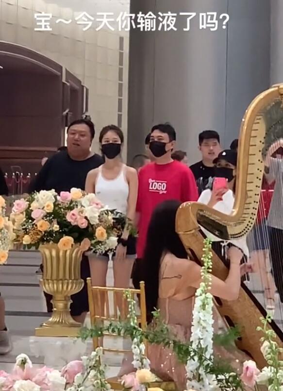 王思聪|王思聪参加婚礼,婚礼上给伴娘拍照,无视身边女伴