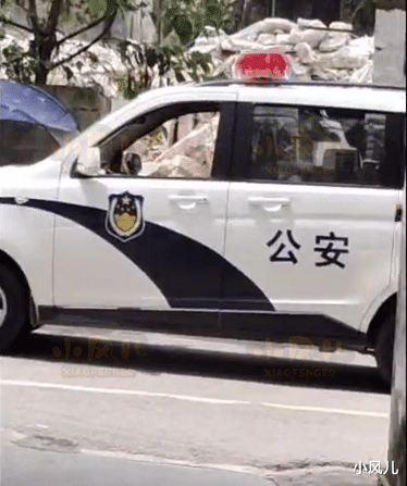 小风儿 贵州安顺，小男孩理发后不满意，气到流泪痛哭，最后竟报了警